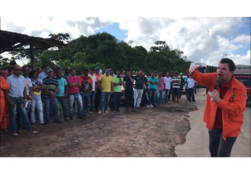 Trabalhadores e moradores da cidade de Pojuca realizam ato contra a venda do Campo de Miranga
