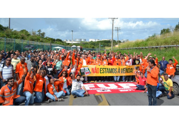 Solidariedade e união marcam ato nacional na RLAM, em defesa do Sistema Petrobrás