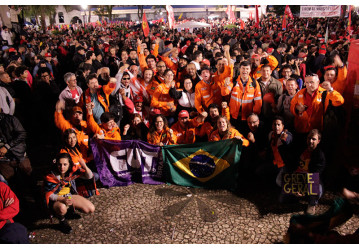 Diretores do Sindipetro Bahia, em Curitiba, se juntam a milhares que apoiaram Lula, durante depoimento ao juiz Moro