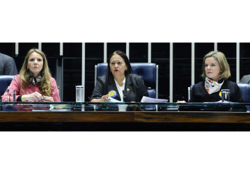 Senadoras ocupam mesa e Eunício suspende sessão da Reforma Trabalhista
