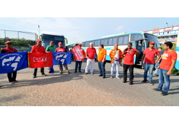 Trabalhadores paralisam BR 324 contra reformas e privatização do Sistema Petrobrás