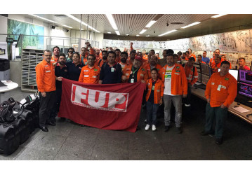 Petroleiros ocupam a FAFEN-PR contra privatizações