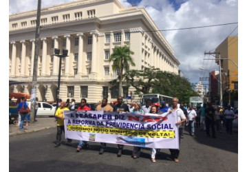 Aposentados protestam em Salvador