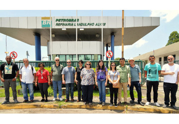 Professores visitam a Bahia para  pesquisar a logística local do petróleo