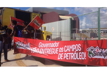 Petroleiros protestam contra venda dos campos terrestres em lançamento do REATE