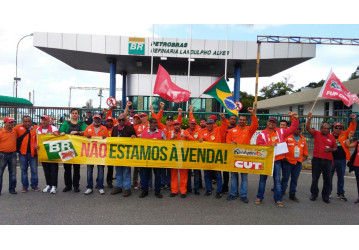 Petroleiros vão à greve para baixar preços do gás de cozinha e dos combustíveis