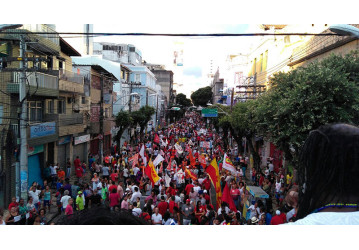 Passeata reúne mais de 60 mil no centro de Salvador
