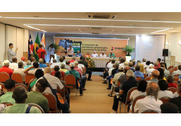 Mesa de debate avalia situação da Petrobras na Bahia e as consequências para a categoria, durante seminário