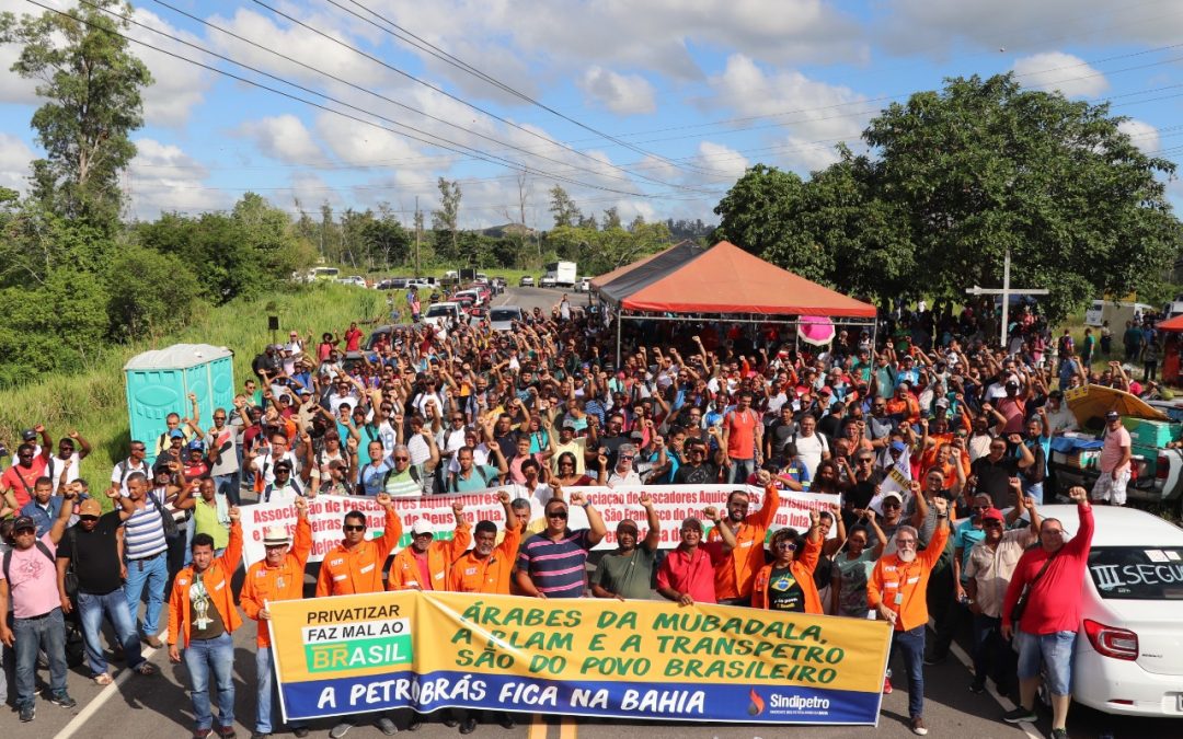 Sindipetro Bahia realiza ato com os trabalhadores da RLAM e Transpetro