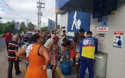 Em ação solidária do Sindipetro Bahia, em Alagoinhas, 200 botijões de gás são vendidos a preço justo em 40 minutos