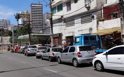 Ação do Sindipetro Bahia de venda de gasolina a preço justo chama a atenção da população de Salvador