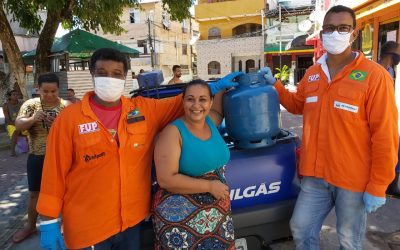 Sindipetro Bahia distribui gás a preço justo em diversos bairros de Salvador