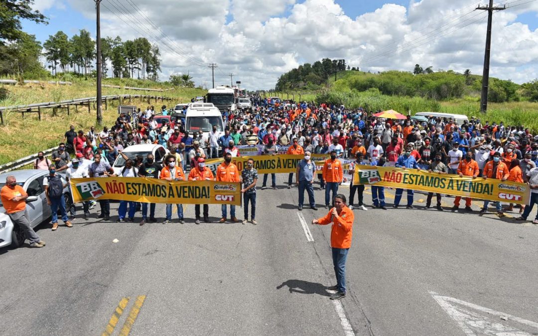 “Vai ter luta”, afirmam petroleiros em protesto contra a venda da Rlam, na Bahia