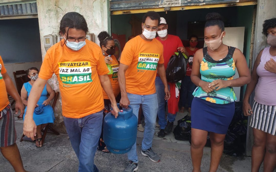 Em ação solidária conjunta, Sindipetro Bahia, CMP e MST doam1.100 kilos de alimentos e vendem botijões de gás de cozinha a R$ 50,00, em Salvador