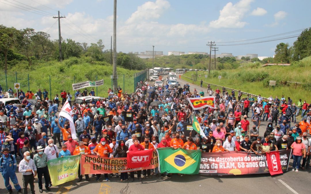 Em ato pelos 68 anos da Petrobrás, petroleiros reafirmam compromisso de luta contra a privatização da estatal