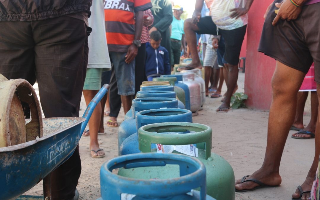 Sindipetro Bahia realiza ação de venda de gás de cozinha a preço justo no Bairro da Paz, em Salvador