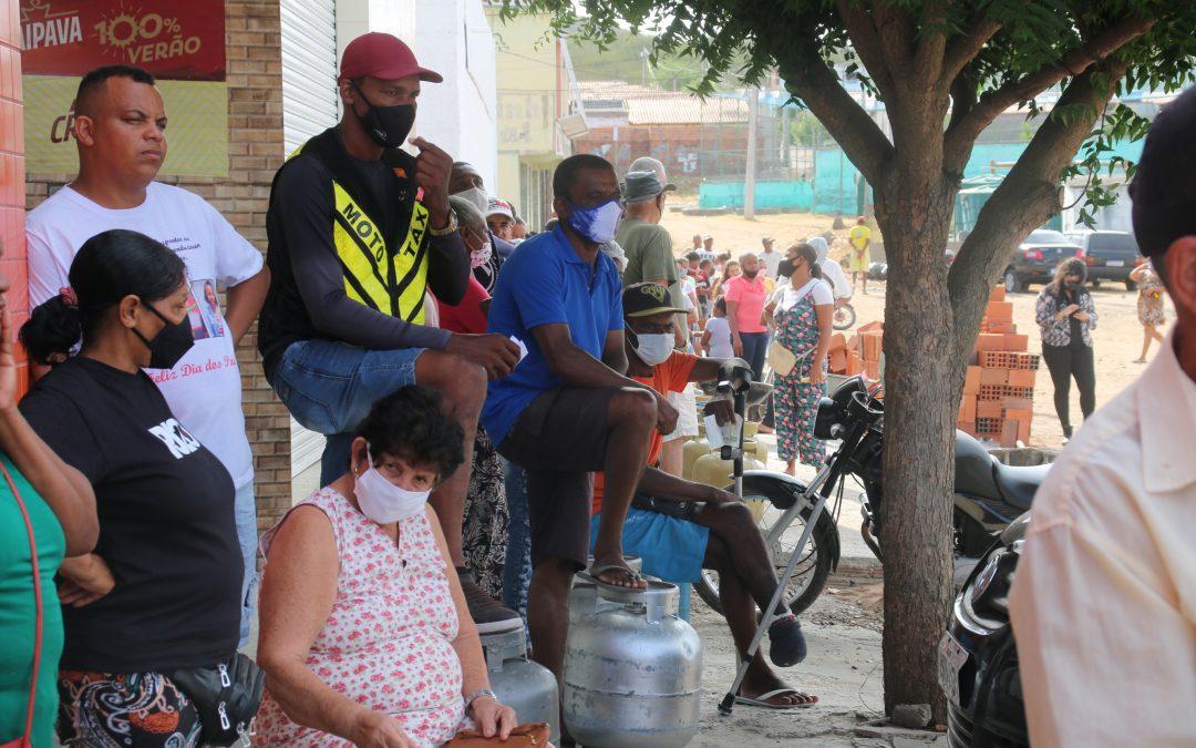 Ação do Sindipetro Bahia – Moradores de Ipirá fazem fila para comprar botijão de gás por R$ 50,00