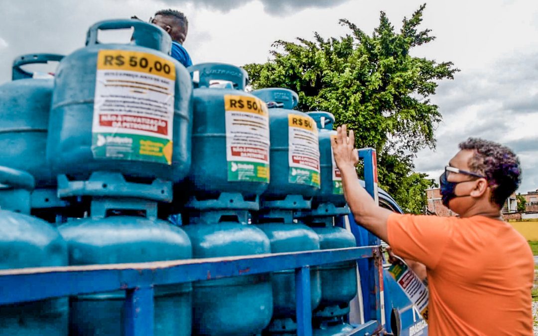 Em comemoração aos 80 anos da indústria do petróleo, Sindipetro Bahia realiza ação do preço justo do gás no bairro do Lobato