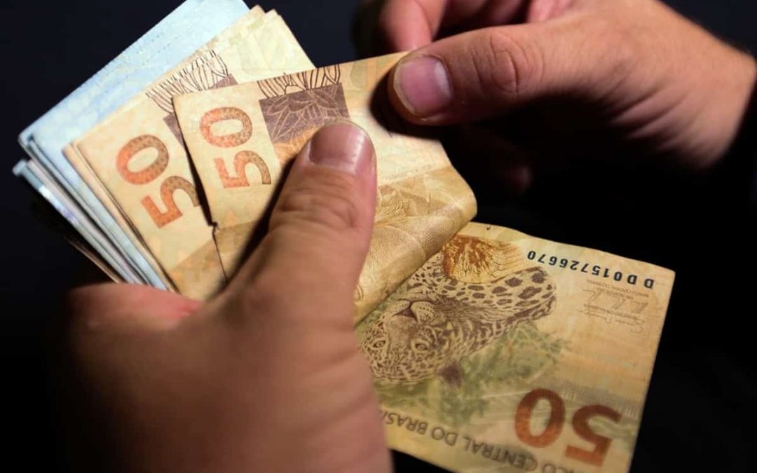 Salário mínimo sem aumento real traz efeitos negativos para economia, aponta Dieese