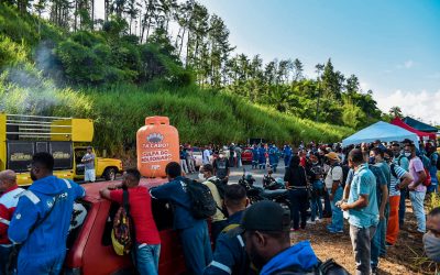 Ato em protesto contra os preços altos dos combustíveis e o PPI reúne centenas de pessoas em frente à RLAM, na Bahia