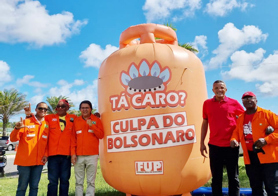 Sindipetro Bahia participa de encontro com Lula em Salvador e realiza protesto contra a dolarização dos preços dos combustíveis