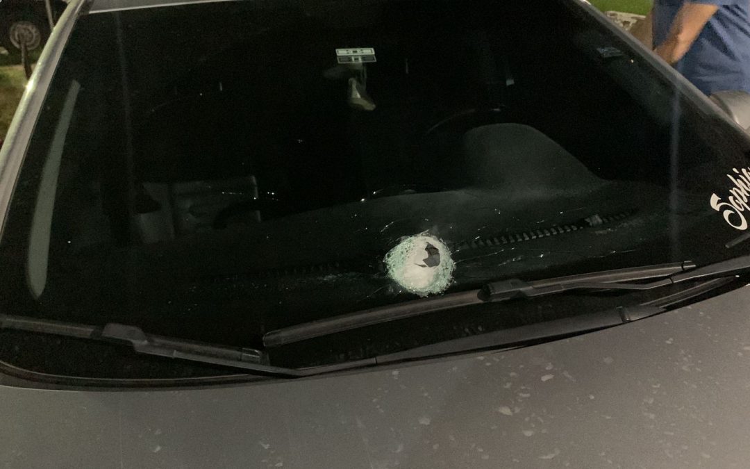 Criminosos atiram em carro de transbordo da RLAM