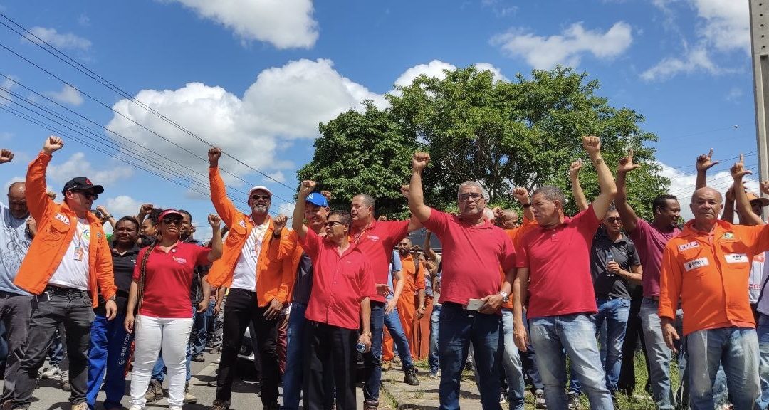 Trabalhadores e trabalhadoras protestam no Trevo da Resistência por melhores condições de trabalho na Acelen