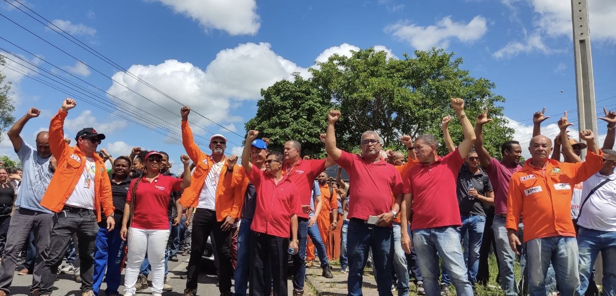 Trabalhadores e trabalhadoras protestam no Trevo da Resistência por melhores condições de trabalho na Acelen